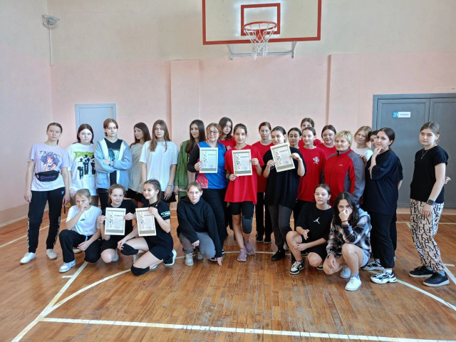 Районные соревнования по волейболу у девушек.
