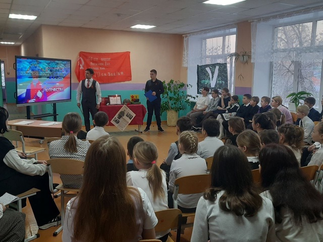 Сегодня в нашей школе прошёл конкурс чтецов «Герои России», посвященный Дню Героев Отечества..
